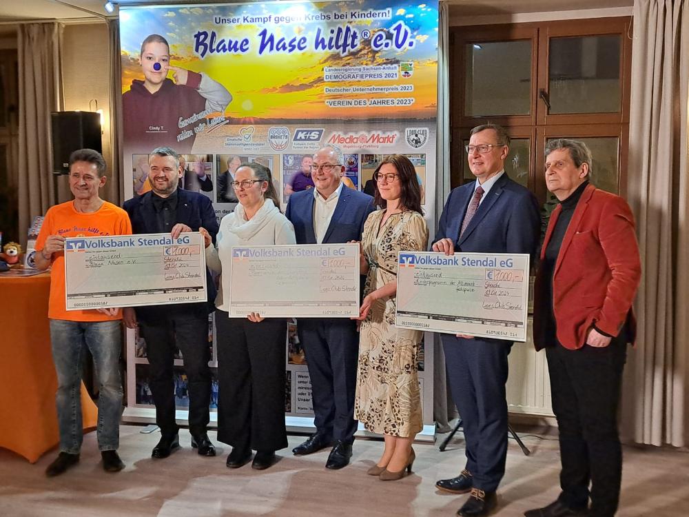 Geförderte Personen mit Schecks